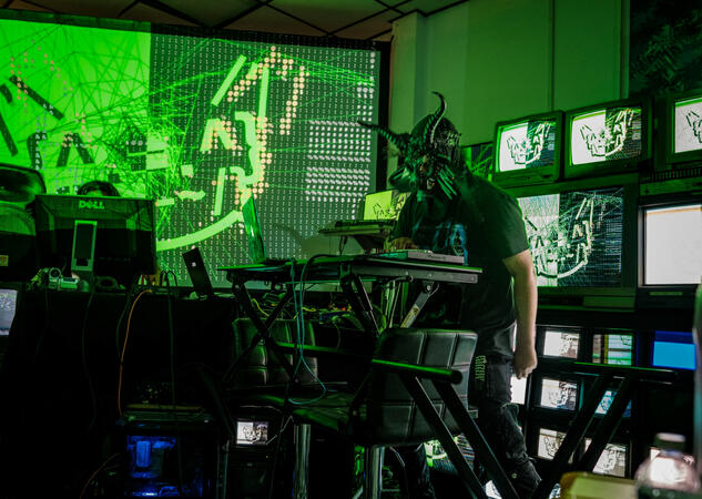 Performing an A/S/C/D/R/G/N set with custom reactive visuals